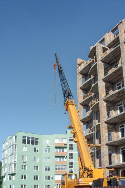 iki konut inşa edilmiş evlerin yakınındaki bir inşaat vinç ve inşa ediliyor