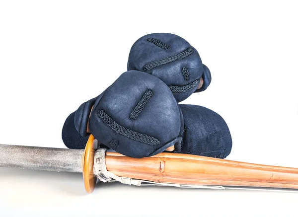 保护手套 Kote 和竹剑 为日本击剑剑道训练近 — 图库照片