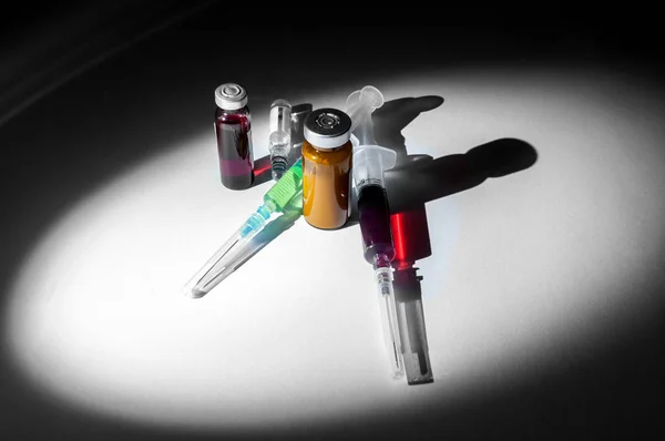 Wyroby Szkła Medyczne Butelkę Ampułek Plastikowe Medyczne Strzykawki Wypełnione Medycyna — Zdjęcie stockowe