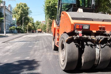 Asfalt onarım çalışmaları sırasında şehirde döşeme için makine