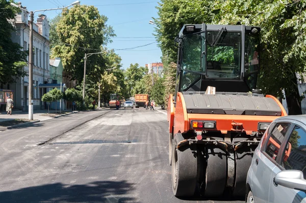 Maschine Zum Verlegen Von Asphalt Der Stadt Während Der Reparaturarbeiten — Stockfoto