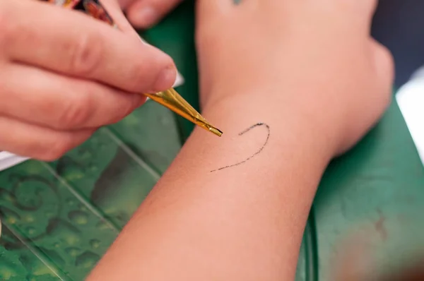Henna Dibujar Dibujo Mano Del Niño — Foto de Stock