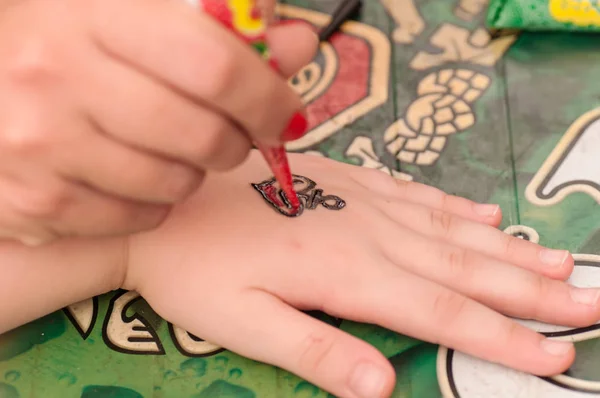 henna draw on the child's hand drawing