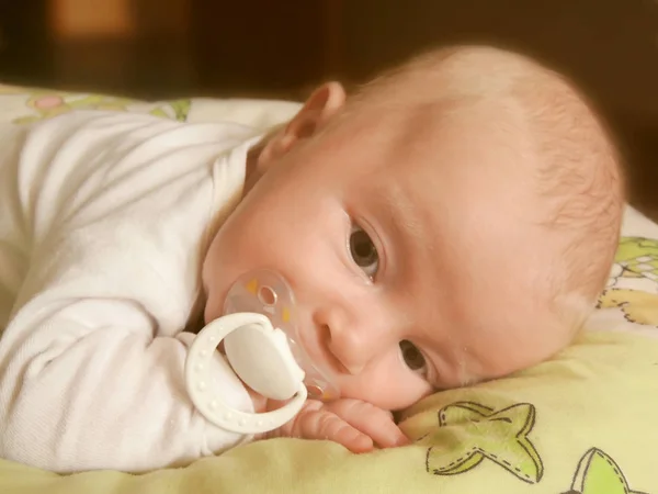 Barnet Ligger Med Napp Munnen Och Blickar Framåt Eftertänksamt Filtret — Stockfoto