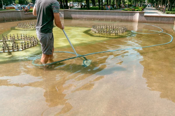 Şehir Parkı Çeşme Temizlemek — Stok fotoğraf