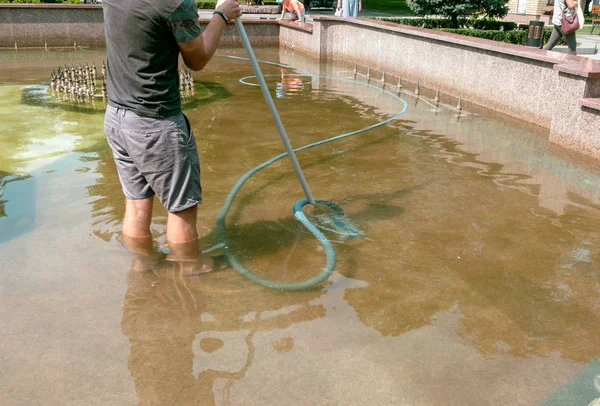 Membersihkan Air Mancur Taman Kota — Stok Foto