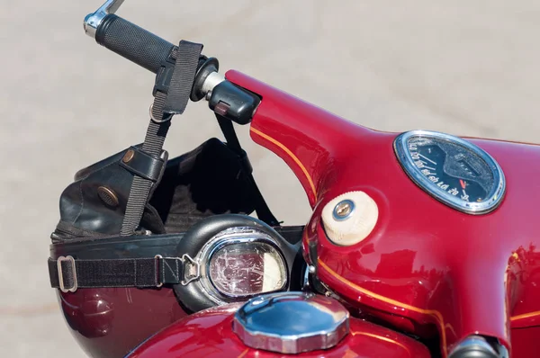 Motocicleta Del Viejo Modelo Rojo Con Elementos Cromados Casco Retro —  Fotos de Stock