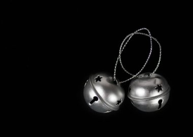  Gümüş çan siyah arka plan, herhangi bir amaç için büyük tasarım. Festival, Noel arka plan. Noel ışık arka plan. Noel dekorasyonu. Siyah doku. Yeni yıl. Closeup görünümü. 