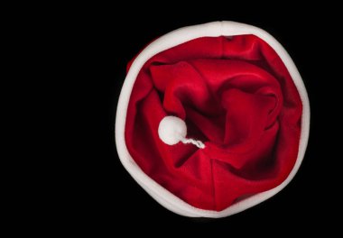 Güzel tarzı siyah zemin üzerine kırmızı kırmızı Noel Baba şapkası. Noel tatil şapka. Noel Baba kırmızı şapka. Noel arka plan. Siyah beyaz stili. 