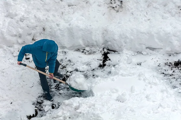 Άνθρωπος Φτυαρίζει Χιόνι Χειμερινή Περίοδο Εργασίας Τον Καθαρισμό Των Οδών — Φωτογραφία Αρχείου