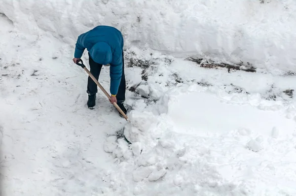 Hombre Paleando Nieve Trabajo Temporada Invierno Limpieza Calles —  Fotos de Stock