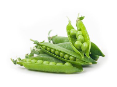 Beyaz arkaplanda kabuklu yeşil bezelyeler