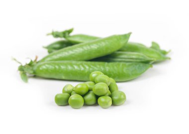 Beyaz arkaplanda kabuklu yeşil bezelyeler