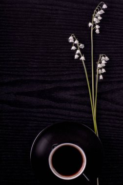 Vadideki Zambak ve bir siyah ahşap arka plan, üstten görünüm, siyah ve beyaz bileşimi siyah kahve