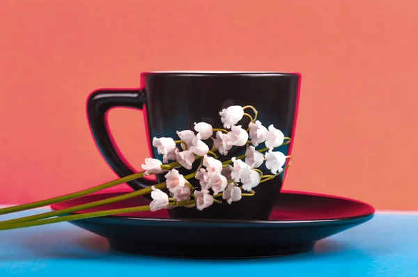 Café Una Taza Negra Con Platillo Tendencia Fondo Color Coral — Foto de Stock