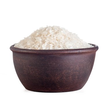 pirinç tahıl bir kahverengi kil plaka, yakın çekim, izole üzerinde beyaz arka plan