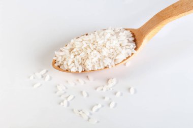 pirinç tahıl bir tahta kaşık, yakın çekim, beyaz arka plan üzerinde izole üstten görünüm