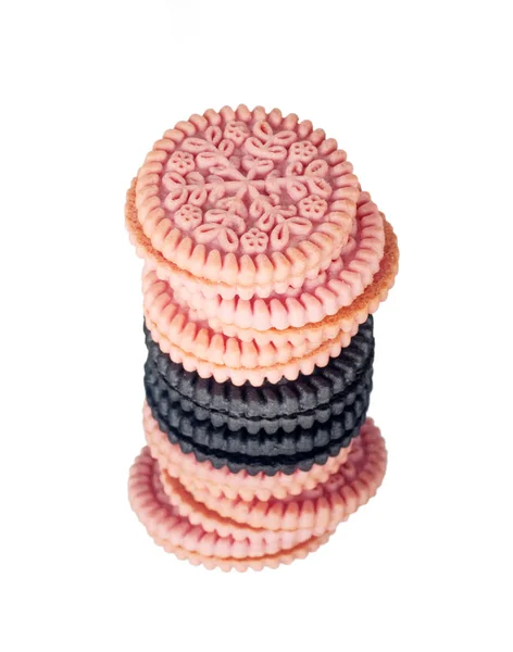 Biscoitos redondos cor-de-rosa e preto com uma reflexão sobre branco — Fotografia de Stock