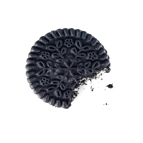 Siyah yuvarlak beyaz arka plan üzerinde izole ısırıldı bisküvi — Stok fotoğraf
