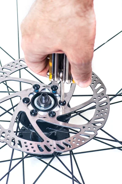 Ремонт тормозного диска велосипедного колеса крупным планом, изолированный — стоковое фото
