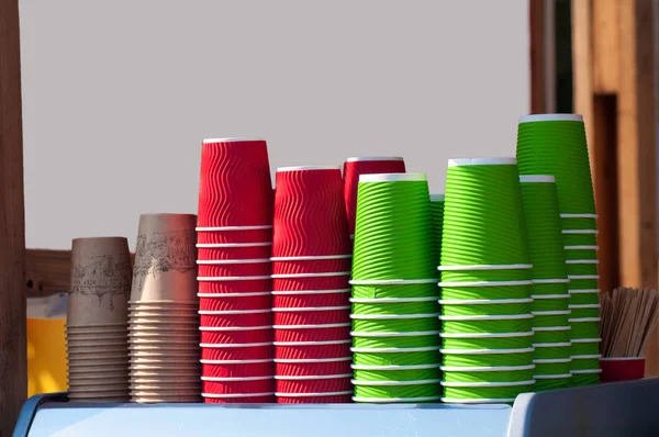 Colored, paper cups for coffee, red, green, yellow. Free space f — Stock Photo, Image