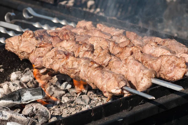 Street food skewers, meat is fried on the fire, the process of c — Stock Photo, Image