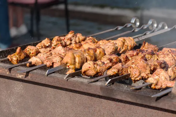 Street food skewers, meat is fried on the fire, the process of c — Stock Photo, Image