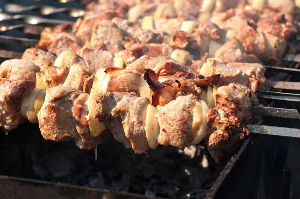 Street food skewers, meat is fried on the fire, the process of c — Stock Photo, Image