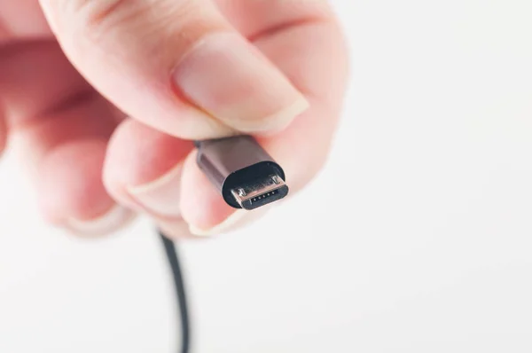 USB-kabel i händerna, närbild — Stockfoto