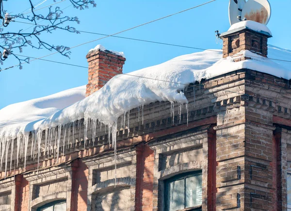 Icicles em uma velha casa de tijolos — Fotografia de Stock