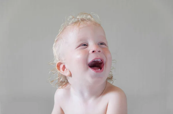Смеющийся портрет ребенка с белыми волосами и голубыми глазами на гр — стоковое фото
