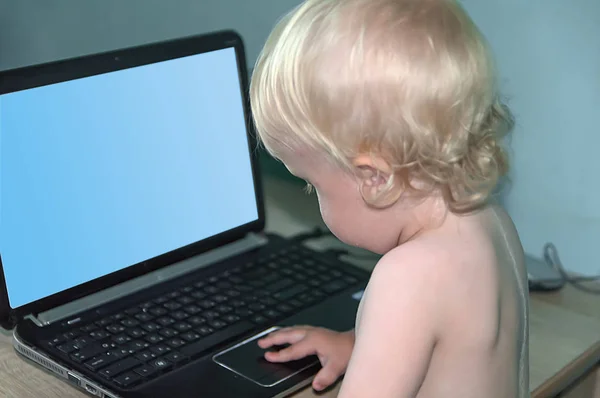 Bambino gioca sul computer portatile primo piano — Foto Stock