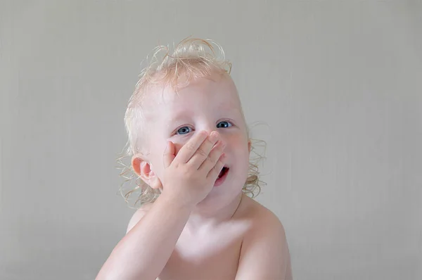 Laughing portrait of a kid with white hair and blue eyes on a gr — Stock Photo, Image