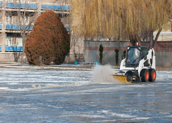 Snow machine on city streets — Stock Photo, Image