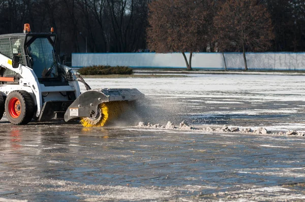 Snow machine on city streets — Stock Photo, Image