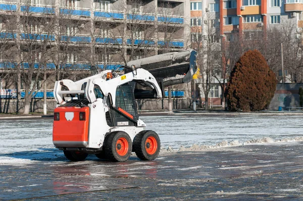 Şehir sokaklarını makinede kar — Stok fotoğraf