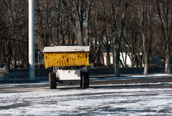 Снегоочиститель на улицах города — стоковое фото