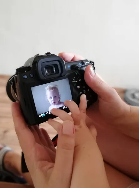 Il bambino preme i pulsanti sulla fotocamera — Foto Stock