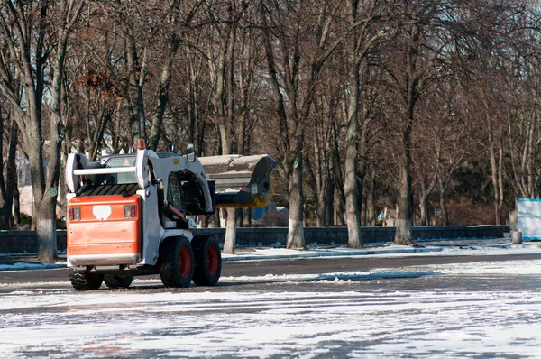 Снегоочиститель на улицах города — стоковое фото