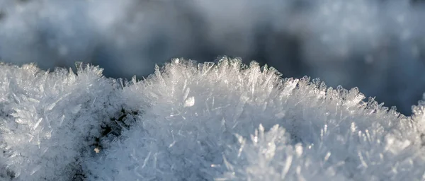 Nieve esponjosa con cristales en la naturaleza, fondo de invierno nevado —  Fotos de Stock