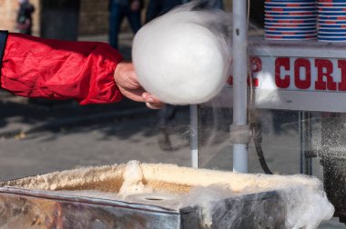pamuk şeker yapma süreci, satıcı rüzgarlar bir sopa 