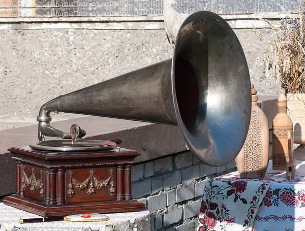 Oude grammofoon close-up op straat tijdens een festival in Ukrai — Stockfoto