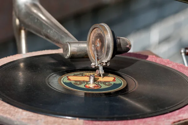 Vieux gramophone gros plan, aiguille sur un disque — Photo