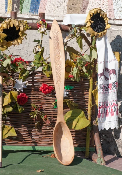 Enorme colher de madeira, decoração no festival na Ucrânia — Fotografia de Stock