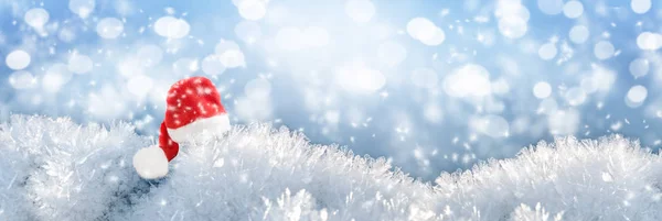 Tło czerwony Santa Claus kapelusz na śniegu, Boże Narodzenie zima backgro — Zdjęcie stockowe