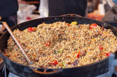 U 'daki bir festival sırasında sokakta bir kazanda pilav hazırlayın.