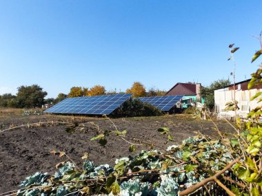 Ukrayna 'da bir evin yakınındaki bir arazide güneş panelleri.
