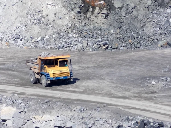 The car in the quarry carries crushed stone for processing — Stockfoto