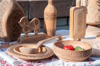 Ukrayna 'da düzenlenen festivalde el yapımı ahşap tabaklar