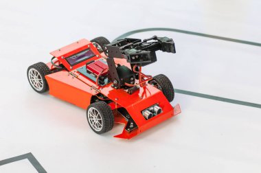 Çocuklar tarafından yaratılmış bir robot, U festivalindeki gösteriler.